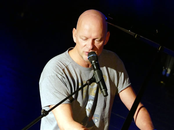 Rüdiger Hoffmann bei seinem Programm Aprikosenmarmelade im auskverkauften Festsaal der Talwiesenhallen.